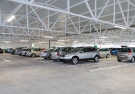 S.O.S en el parking de un supermercado: su hijo se queda atrapado en el coche con un golpe de calor al cerrar desde dentro