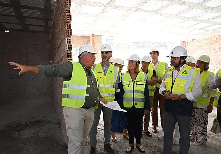 Visita del consejero de Agricultura, la alcaldesa de Motril y el delegado del Gobierno andaluz a las obras de la nueva sede agraria.