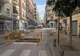 Zanja en la calle Tejeiro, este lunes.