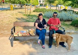 Laura, Roberto y Odie, con los libros abandonados en el parque.