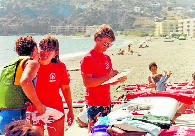 Unos jóvenes Louis y María del Mar en su negocio.