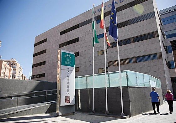 Condenado por quemar un contenedor en Vera con una pastilla de barbacoa