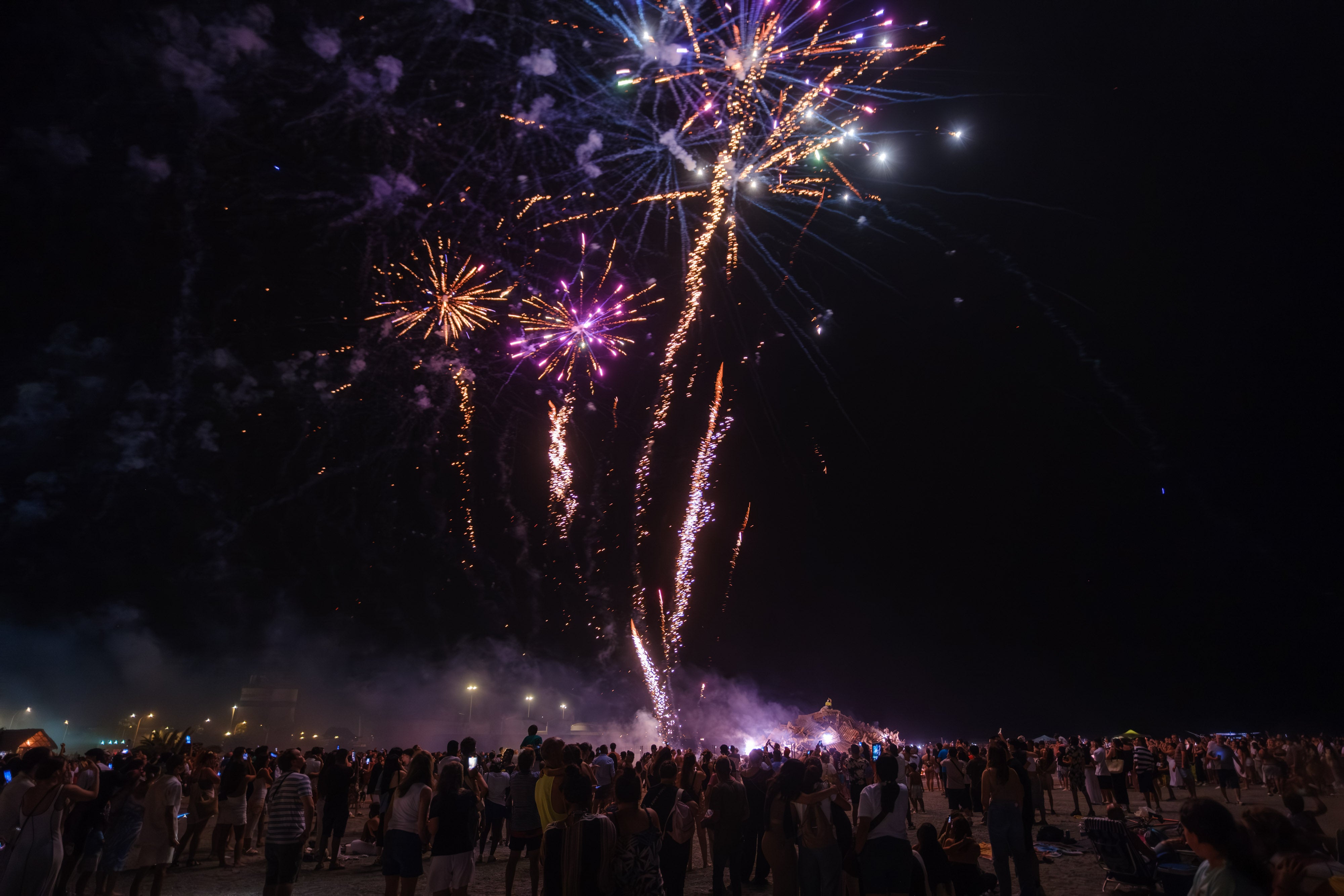 La noche de San Juan en la Costa de Granada, en imágenes