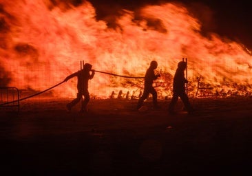 El viento obliga a apagar la hoguera en Motril: «Nos tuvimos que encerrar en el chiringuito»