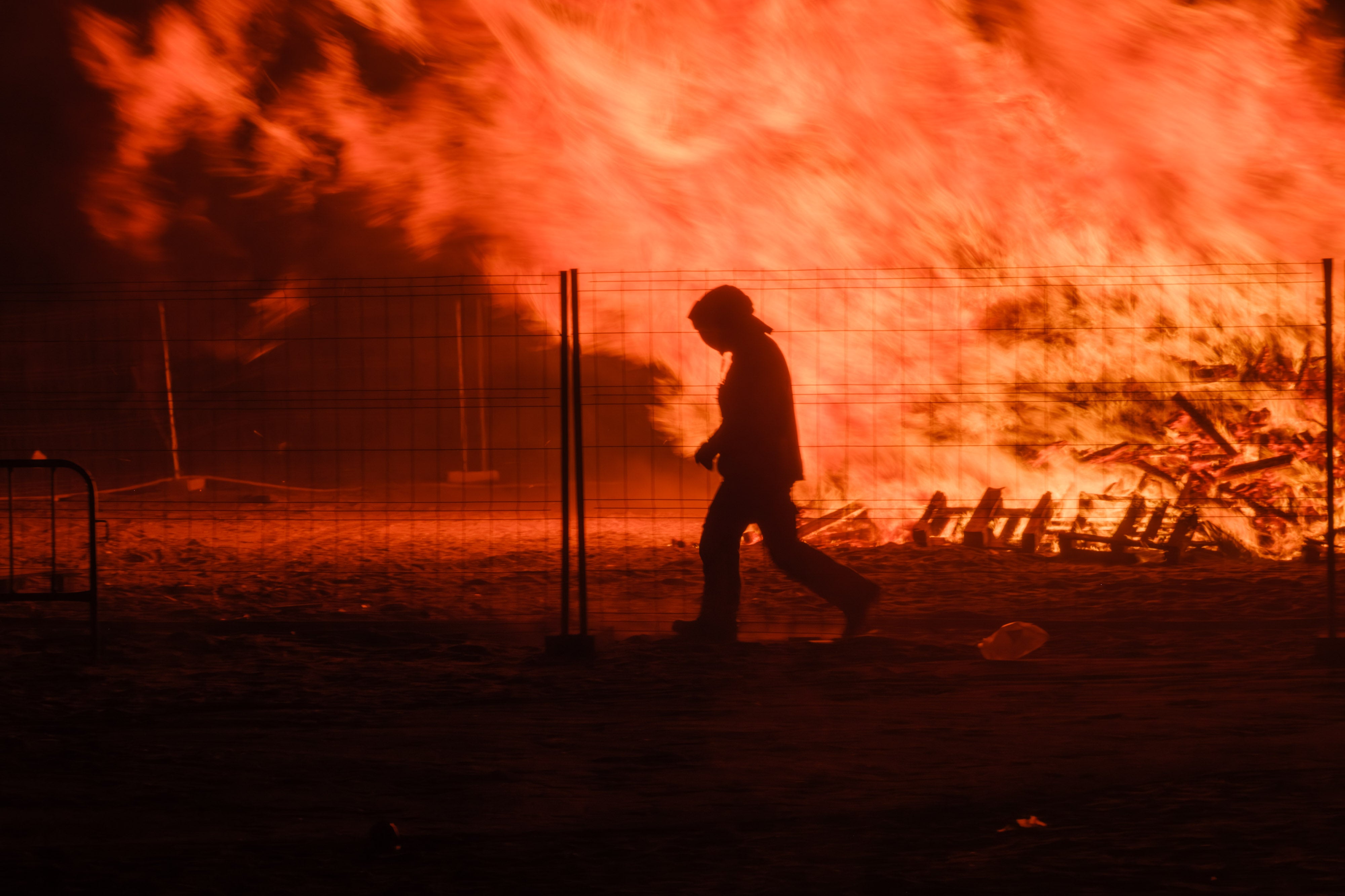 La noche de San Juan en la Costa de Granada, en imágenes