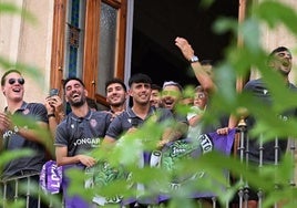 Los jugadores durante la celebración en el Ayuntamiento de Jaén.