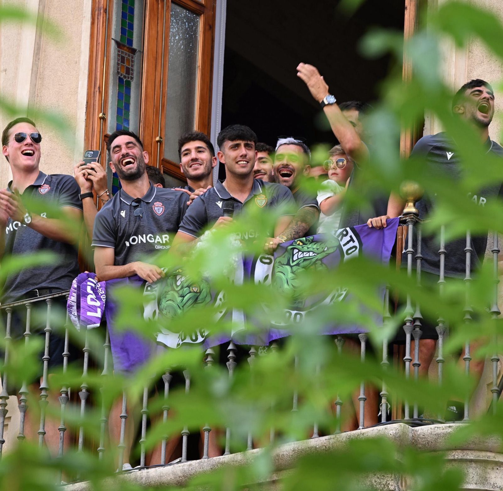 El Real Jaén pide disculpas tras los cánticos con...