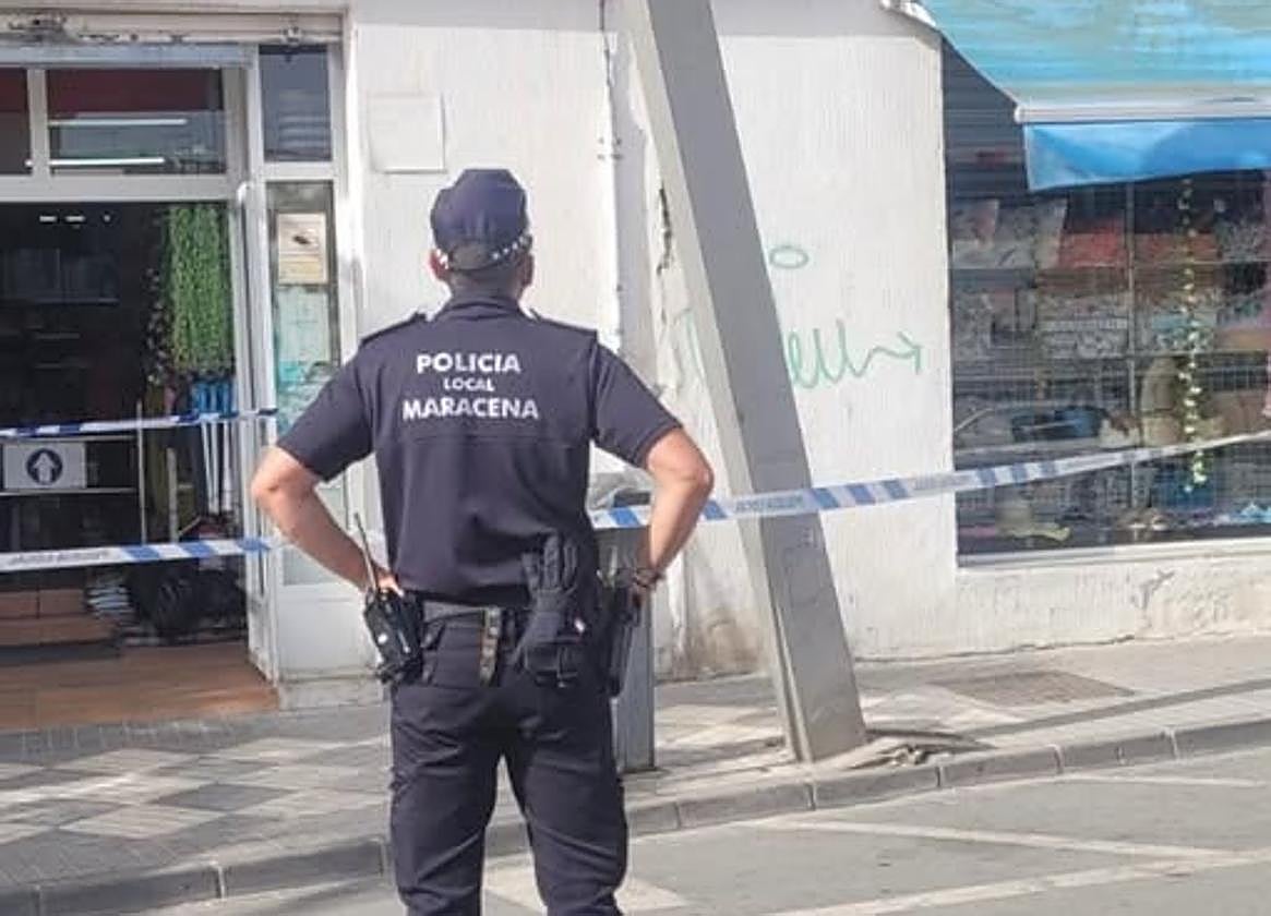 Farola dañada en Maracena al paso de un camión.