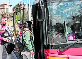 Suprimen el credibús con descuento para universitarios que sean de fuera de Granada