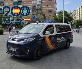 Pánico en una comunidad de vecinos: les rompe las puertas y agrede a un propietario con un táser
