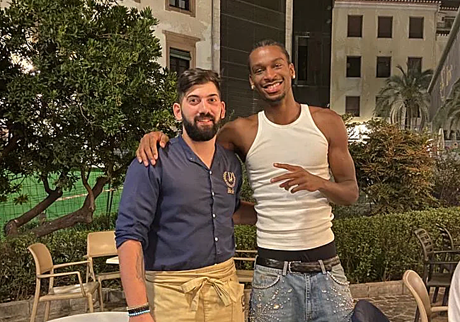 Shai junto a un trabajador de Parole.