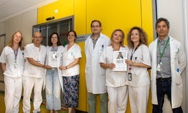 Parte del equipo de Neurología muestra el diploma del premio