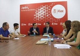 Abelardo de la Rosa, junto a otros representantes del PSOE en una reunión con directores.