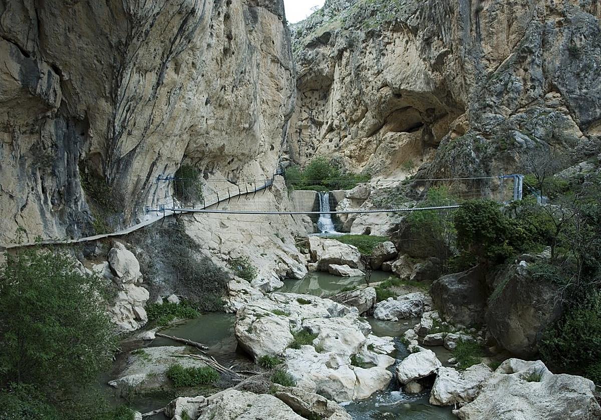 Uno de los puentes colgantes de la ruta.