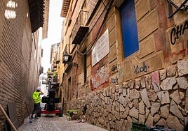 Trabajadores probando la máquina elevadora este martes.