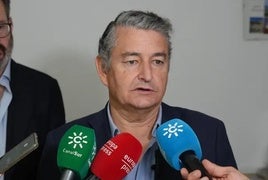 El consejero andaluz de la Presidencia, Interior, Diálogo Social y Simplificación Administrativa, Antonio Sanz, atiende a los medios de comunicación este martes