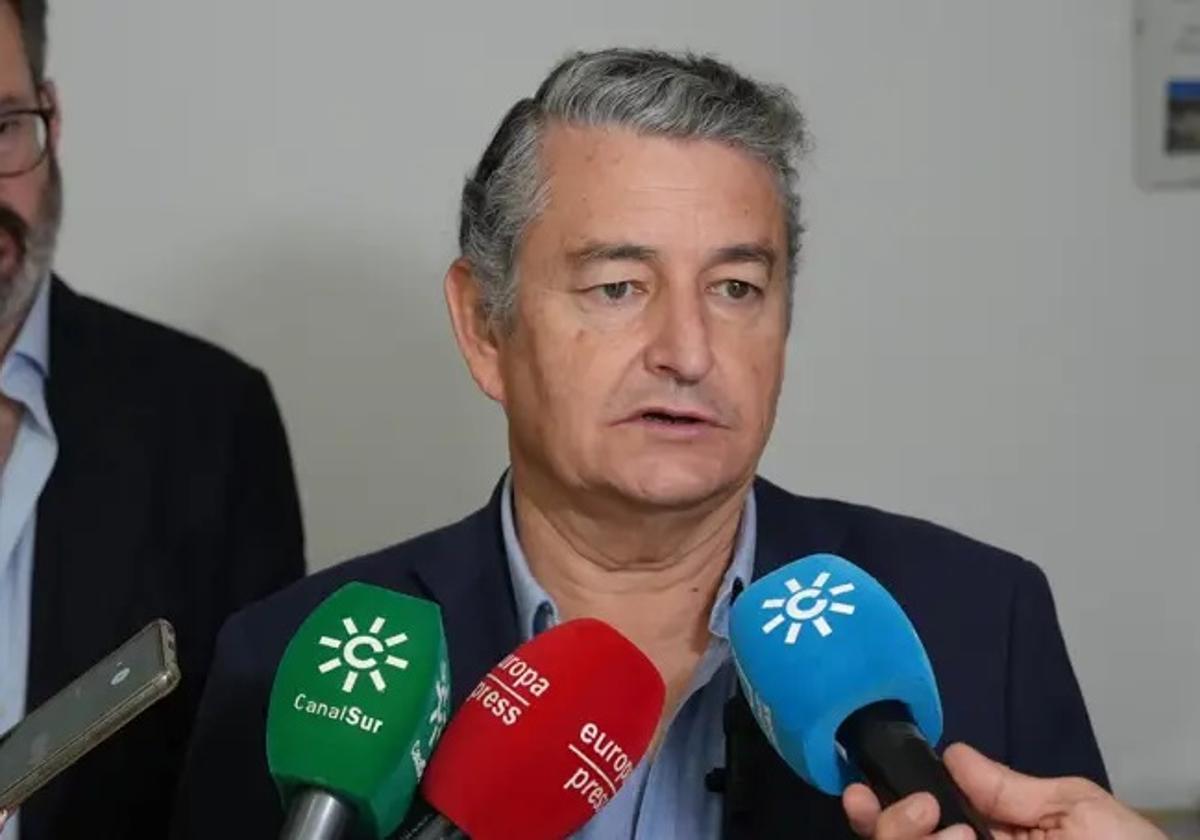 Sanz afirma que el Gobierno «acorralado por la...
