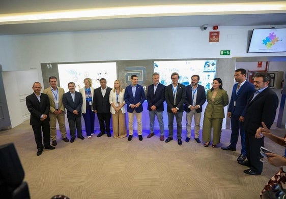 El presidente de la Junta, el consejero, la alcaldesa con responsables y directivos de Abbott en su visita a la planta de Granada.