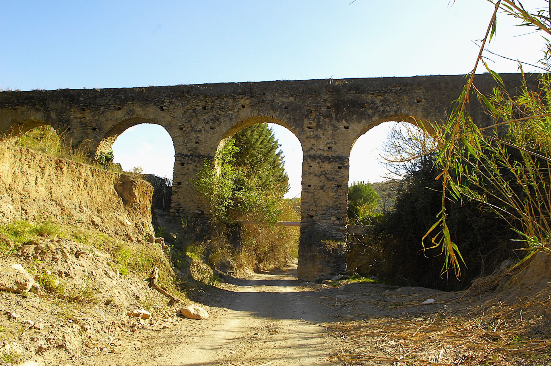 El desconocido acueducto romano que cruza la rambla de un pueblo de...