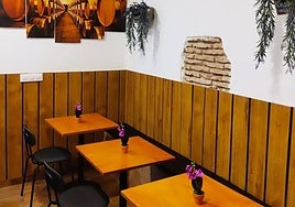 Interior del Bar Pide y Come.