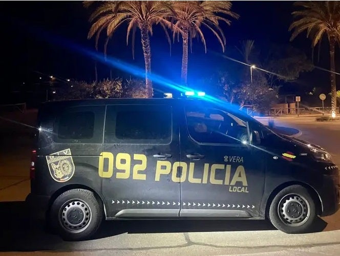 Un encapuchado huye al salir de un chiringuito, intenta atropellar...