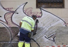 Comienza en Gran Vía la retirada de las pintadas vandálicas en entornos BIC