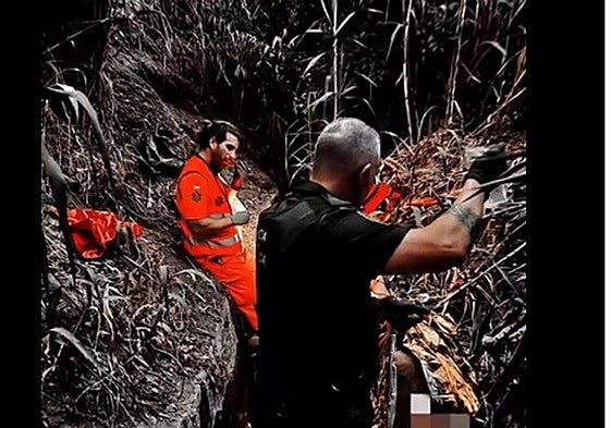 Rescatan a una mujer que ha caído a una acequia cuando subía a un cueva en Santa María de la Alhambra.