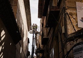 Trabajadores probando la máquina elevadora este martes.