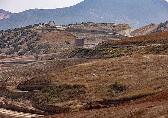 Obras en el tramo de la variante de Loja donde irá la nueva estación el pasado 12 de junio.