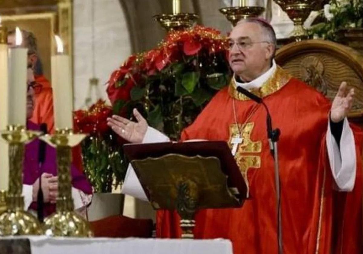 Intervienen con éxito al obispo de Almería de un...