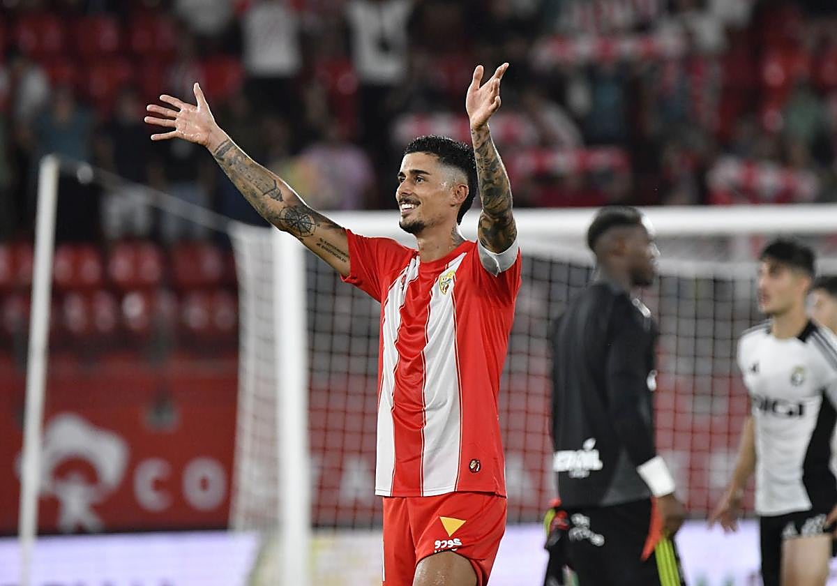 Chumi, con los brazos abiertos, parece ver un panorama distinto al previsto.