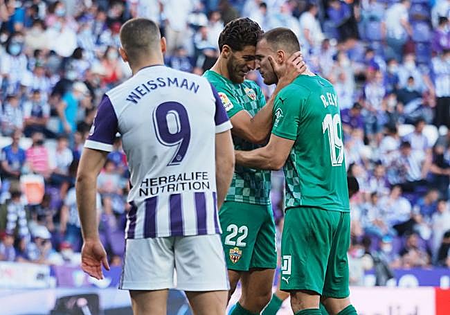 Arriba, Rodrigo Ely, que sonó en invierno como refuerzo; abajo, El serbio Puric, que ha militado en el Racing de Ferrol, ha sonado ahora.
