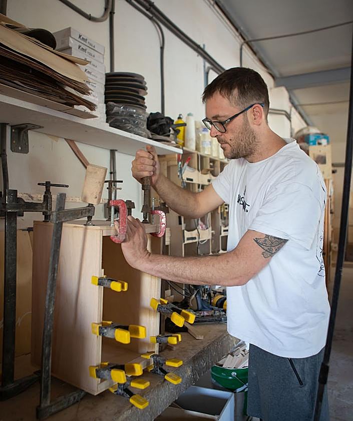 Imagen secundaria 2 - Daniel y Nacho fabricando cajones flamencos. 