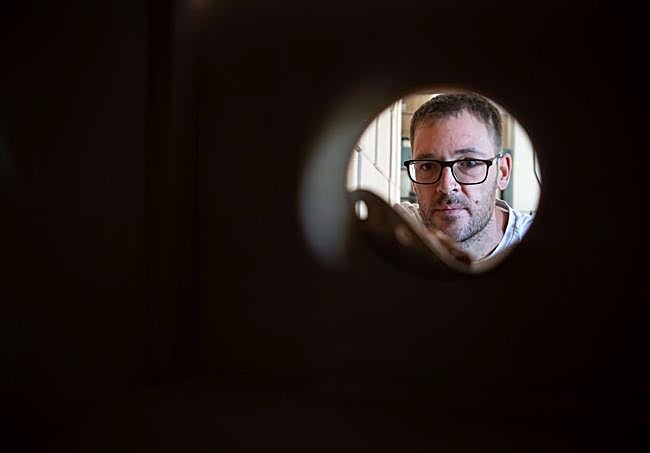 Desde el interior de un cajón.