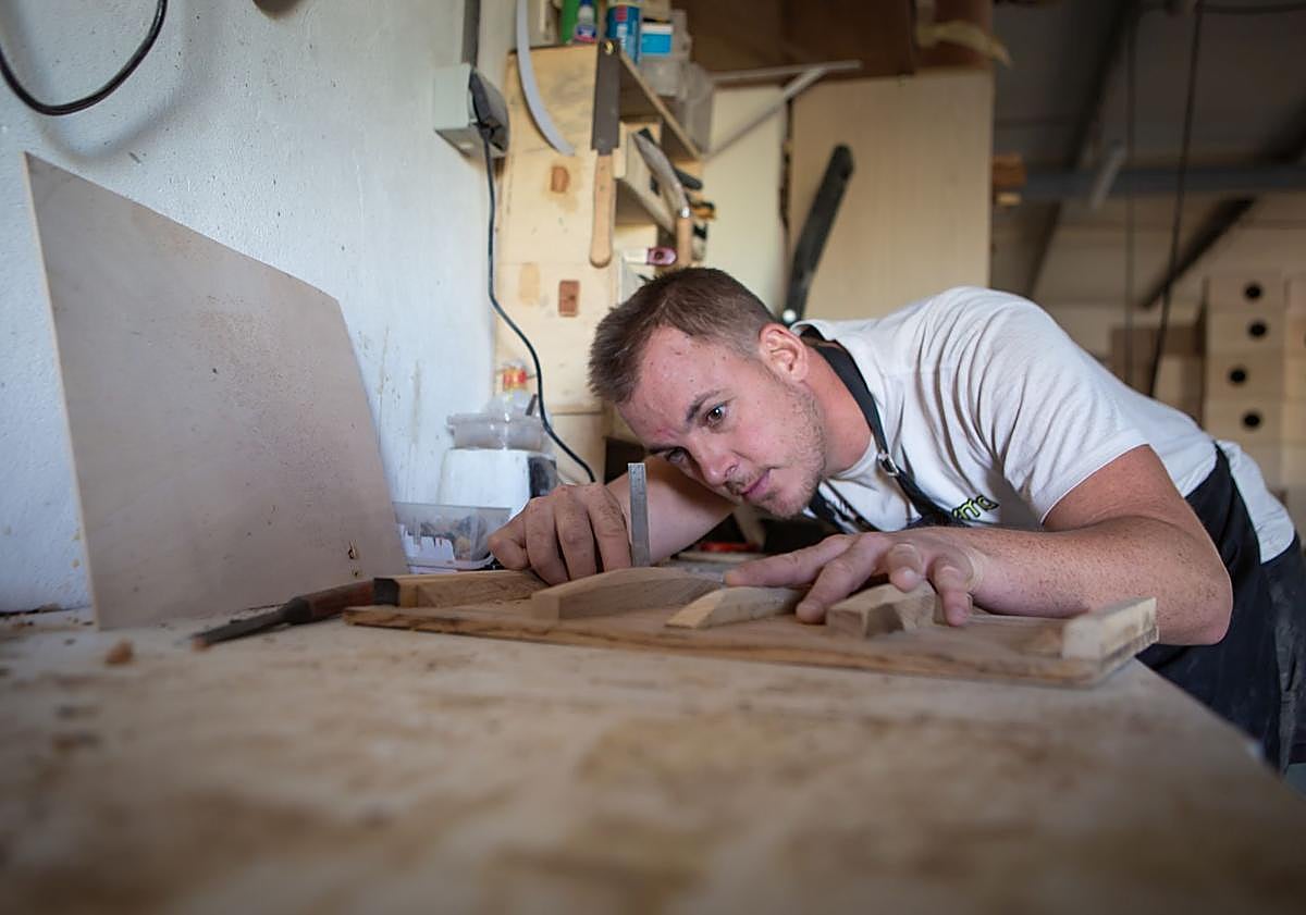 Imagen principal - Daniel y Nacho fabricando cajones flamencos. 
