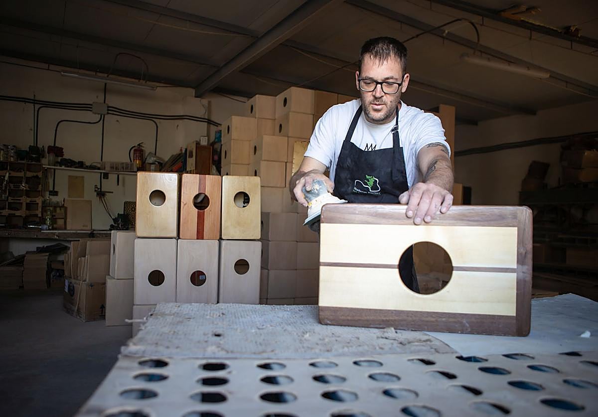 Daniel Soler lija el cuerpo de uno de los cajones que fabrica artesanalmente en su taller de Híjar.