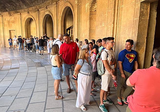 Colas para la firma del cómic.