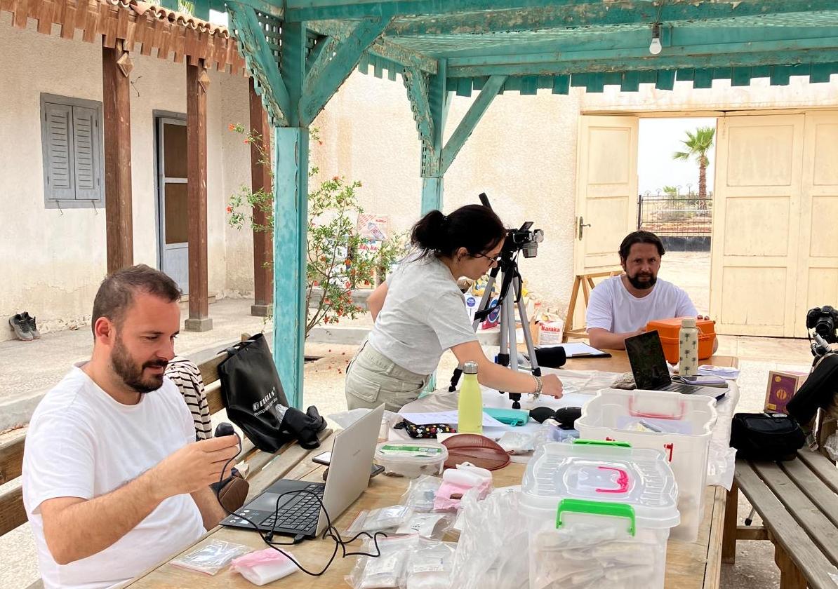 Alberto Dorado Alejos, Alicia Flores Martín y Juan Francisco Bermúdez Calle realizando trabajo de laboratorio en el Scientific Center for Sinai Archaeology