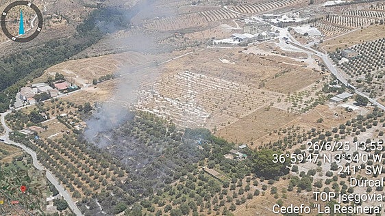 El Infoca combate por tierra y aire un incendio en Dúrcal cerca de viviendas