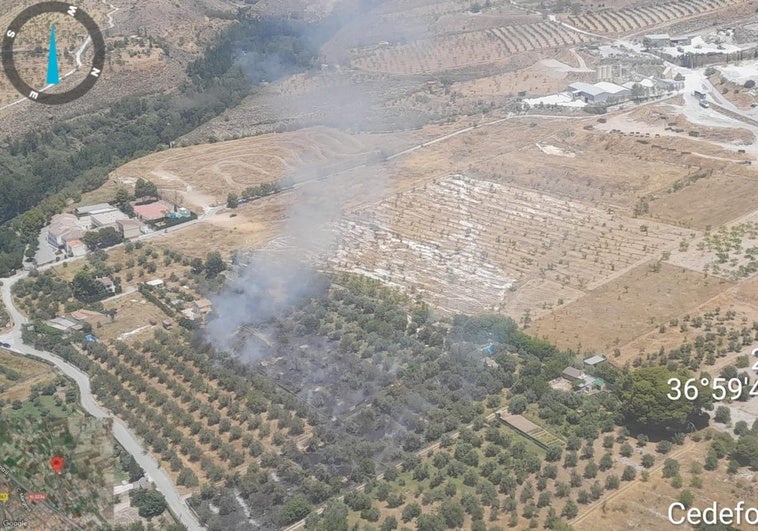 El Infoca combate por tierra y aire un incendio en Dúrcal cerca de viviendas