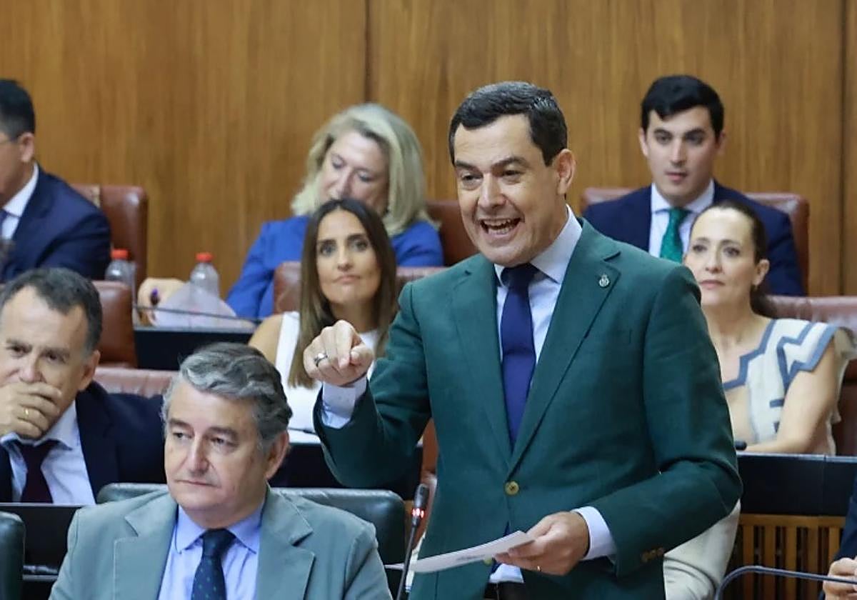 El presidente de la Junta de Andalucía, Juanma Moreno, este jueves en el Parlamento