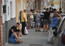 Vecinos se lamentan en el lugar del crimen en la Travesía de San Luis.