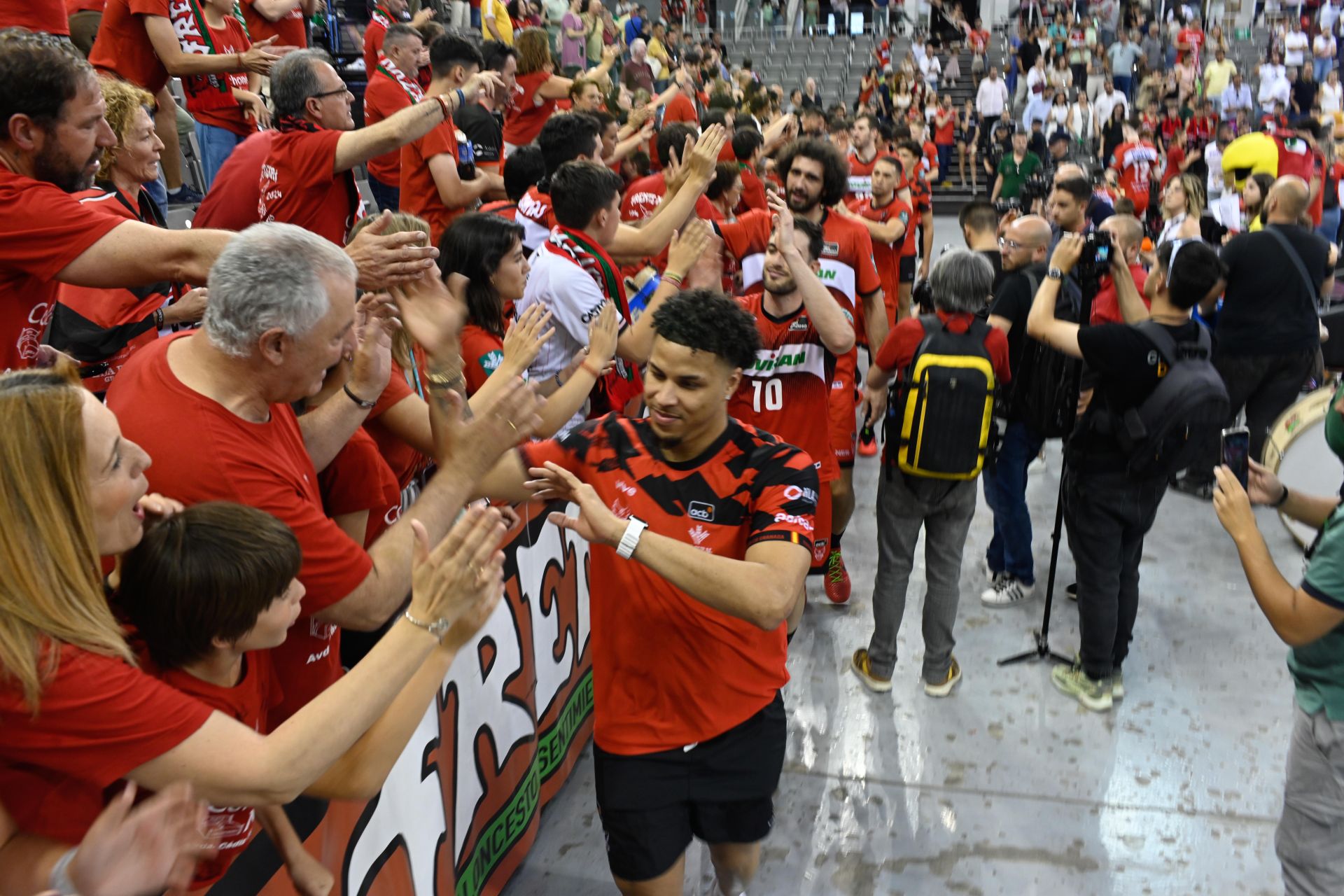 Los jugadores del Covirán se despiden de la Liga Endesa pero el Covirán puede volver si el Betis no logra la inscripción.