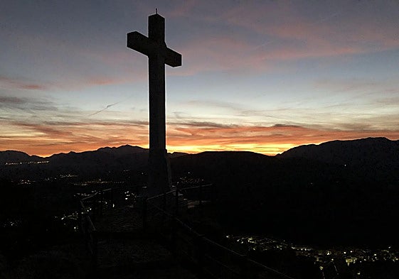 Panorámica de la cruz del Castillo de Santa Catalina.