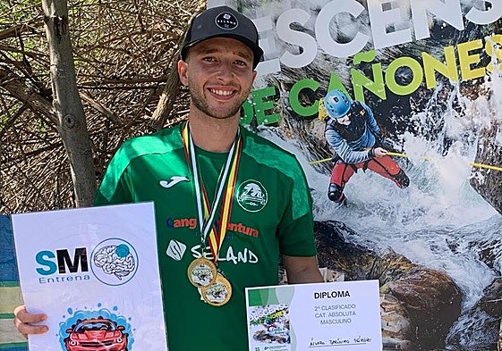 Álvaro Jerónimo, con sus medallas y su diploma de la Copa.