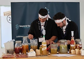 Los chefs David Papis y Héctor García durante el show de Beyond Seeds.