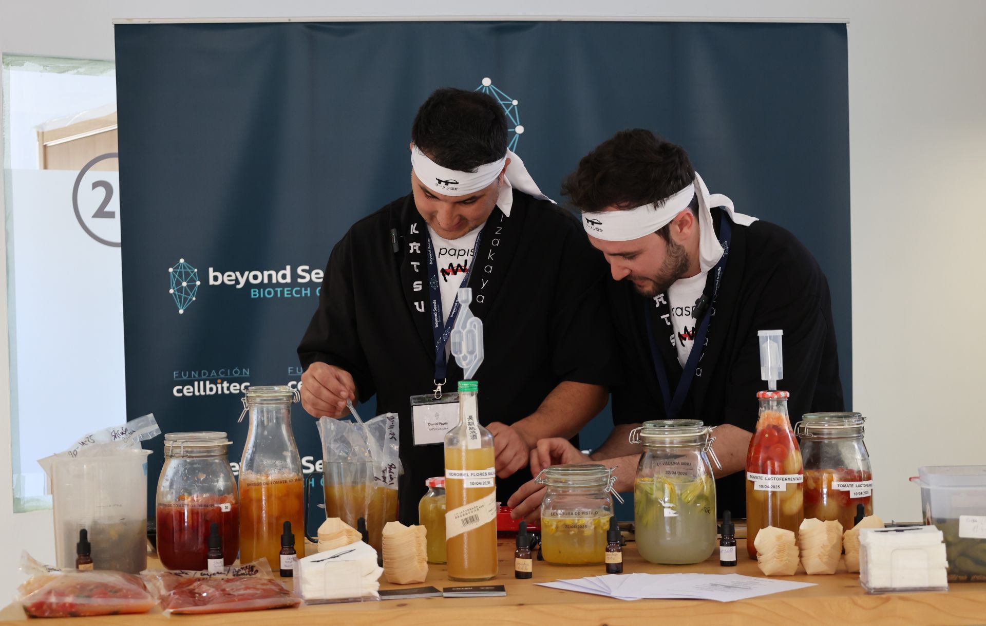 Los chefs David Papis y Héctor García durante el show de Beyond Seeds.