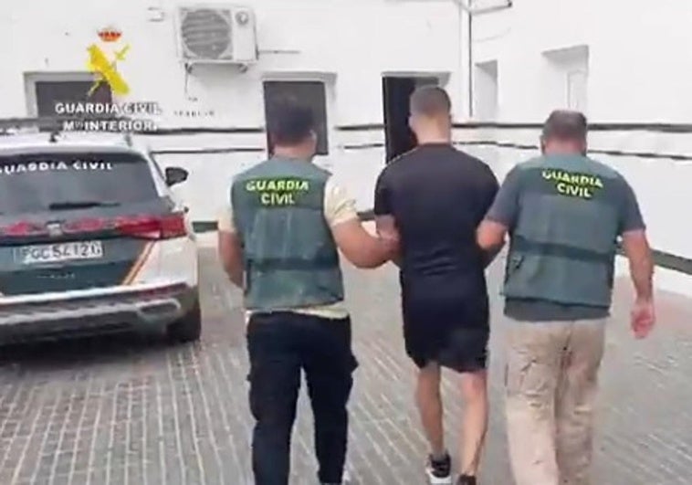 La Guardia Civil da caza al kamikaze que arrolló a tres hombres cuando salían de un salón de celebraciones