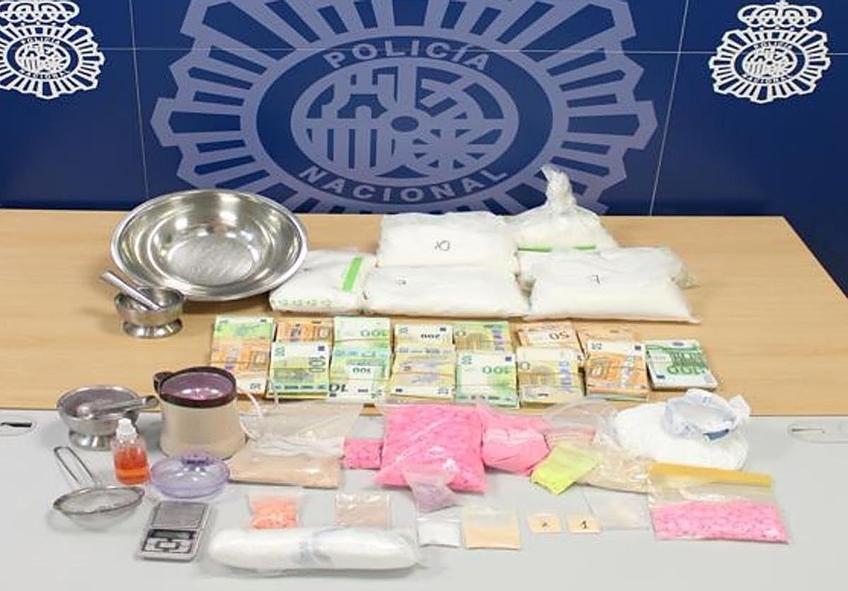 La droga y el dinero incautados en la operación en la que fue detenido el policía.