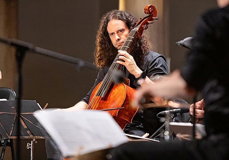 Fahmi Alqhai, con su viola da gamba, durante el concierto.
